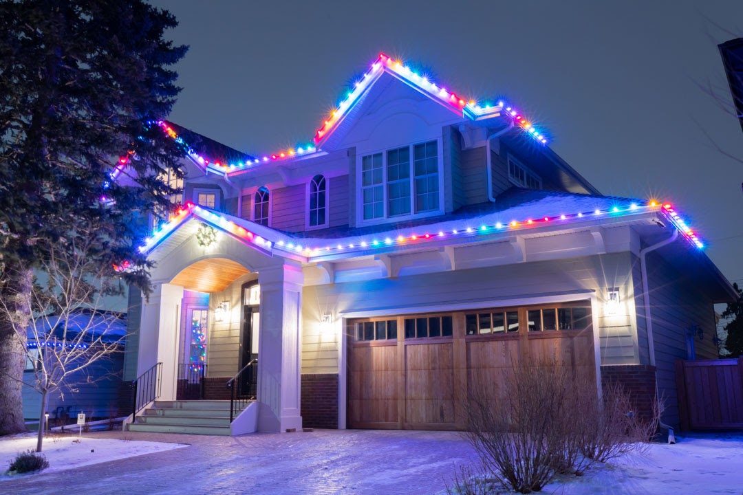 Home with programmable multicolor RGB roofline lighting